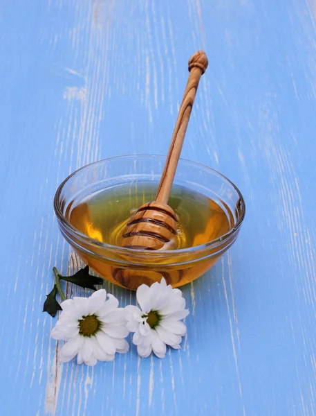 Honey bowl with dipper and blossom — Stock Photo, Image