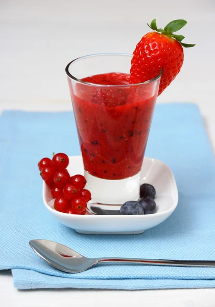 Czerwona porzeczka, malina, smoothie blueberry — Zdjęcie stockowe