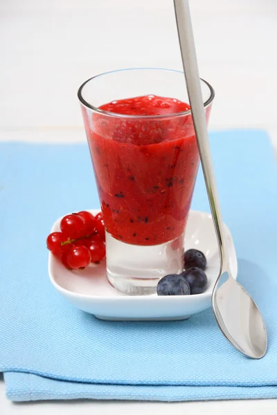 Groselha vermelha, framboesa, smoothie de mirtilo — Fotografia de Stock