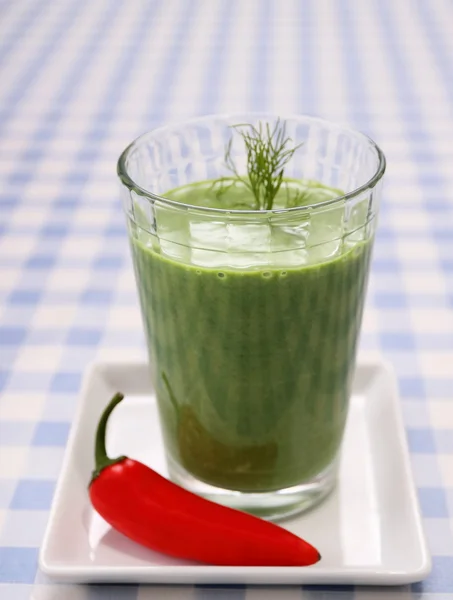 Green spinach smoothie with sweet red peppers — Stock Photo, Image