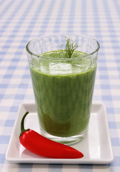 Green spinach smoothie and sweet red peppers — Stock Photo, Image