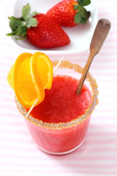 Smoothie aux fraises garni de cassonade, tranche d'orange — Photo