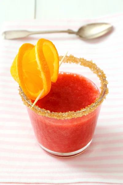 갈색 설탕, 오렌지 슬라이스를 얹은 딸기 스무디 — 스톡 사진