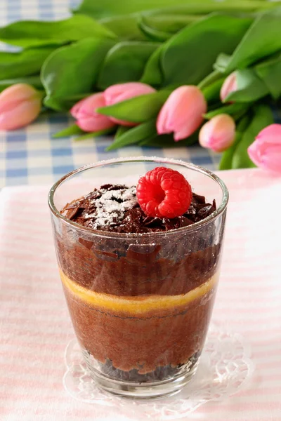 Schokoladendessert mit Himbeeren und Tulpen — Stockfoto