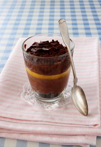 Choklad dessert i glas med sked — Stockfoto