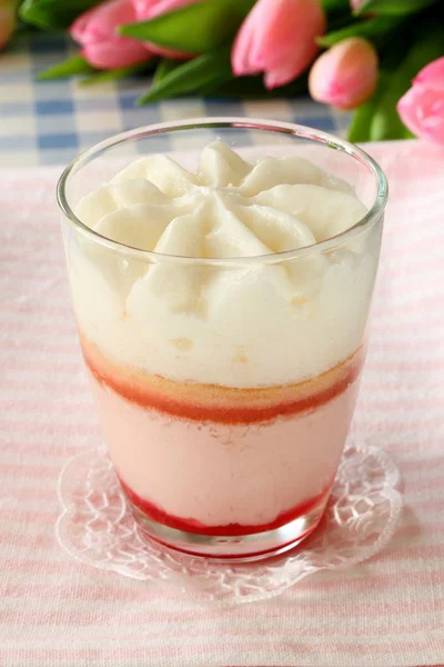 Dessert Erdbeercreme im Glas mit Tulpe — Stockfoto