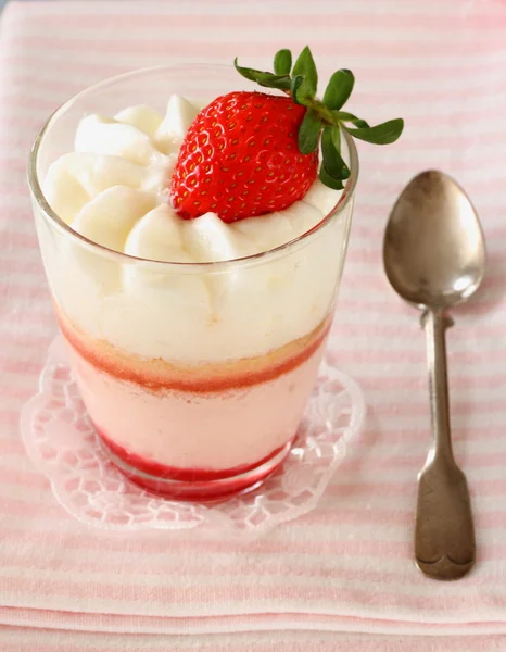 Strawberry cream efterrätt i glas med sked — Stockfoto