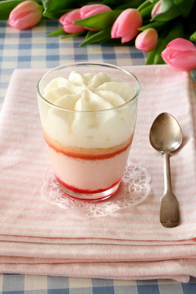 Strawberry cream efterrätt i glas med tulpan — Stockfoto