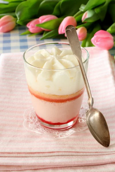 Postre crema de fresa en vidrio con cuchara —  Fotos de Stock