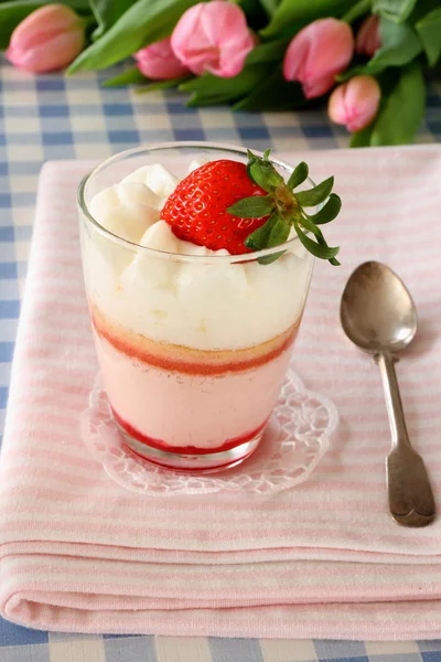 Crème de fraise dessert en verre avec tulipe — Photo