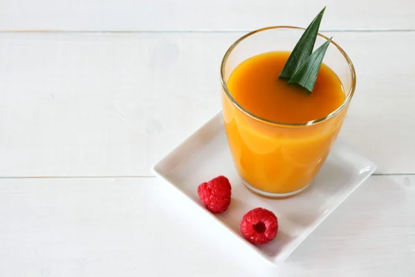 Smoothie de manga frutado com framboesa, vertical — Fotografia de Stock