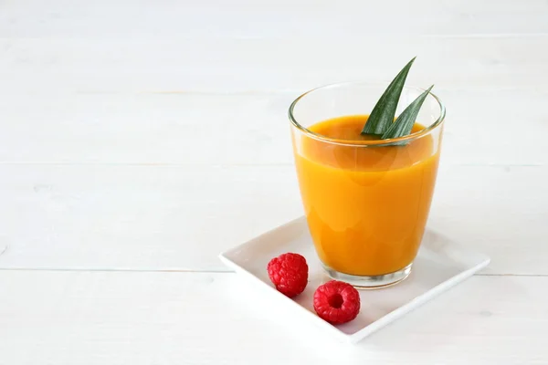 Framboesa, smoothie de manga frutado feito de frutas maduras — Fotografia de Stock