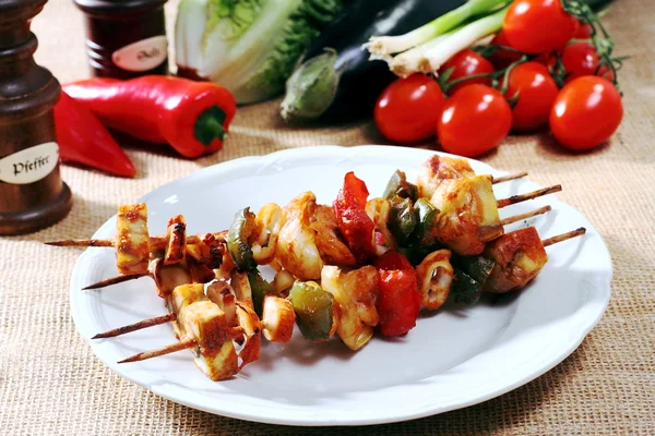 Various types of fish with shrimp on skewers — Stock Photo, Image