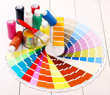 Pantone renk paleti, beyaz tahta üzerine fırça