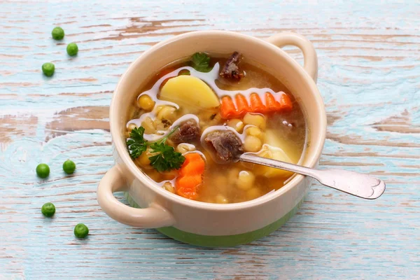 Soupe de pois jaunes, viande de ragoût et pommes de terre — Photo