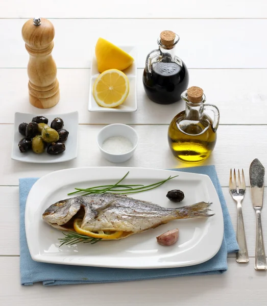 Garnished grilled sea bream with olives, lemon — Stock Photo, Image