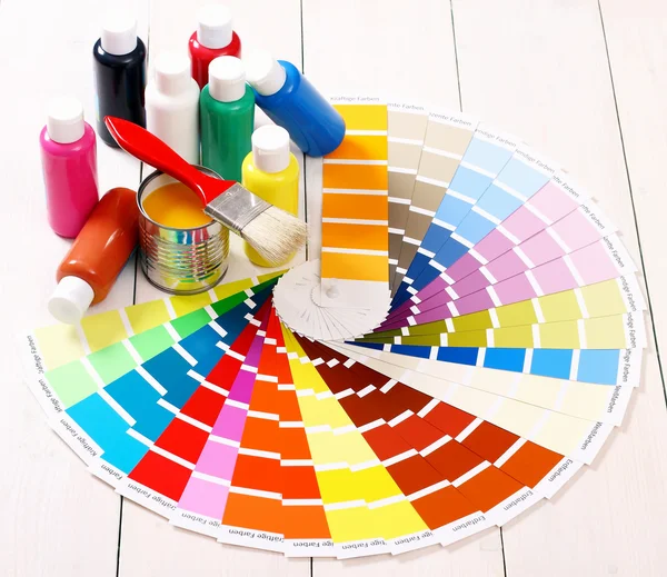 Tavolozza colori Pantone, pennello su legno bianco — Foto Stock