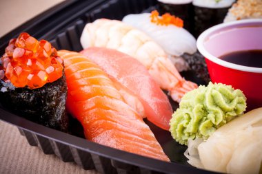 Çeşitli balık suşi ile Somon havyar ikura