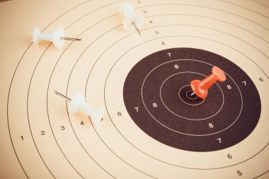 Hedef belirlemek ve kırmızı iğne ile iş kavramı kazanmak