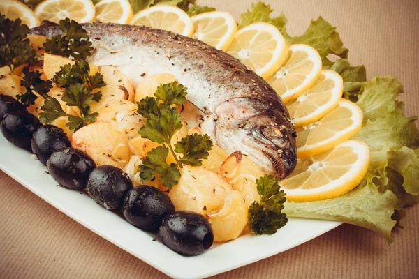 Grilled trout with olive, potato and vegetables — Stock Photo, Image