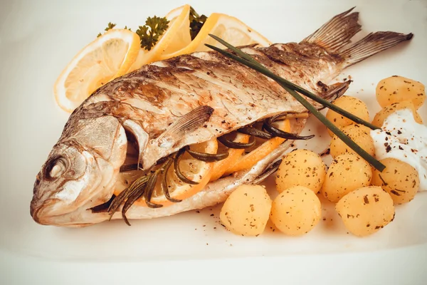 Carpa di pesce alla griglia con patate al rosmarino e limone — Foto Stock