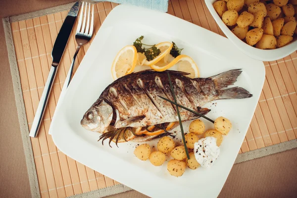 Ψητό ψάρι με πατάτες και δενδρολίβανο και λεμόνι — Φωτογραφία Αρχείου