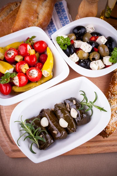 Ντολμαδάκια γεμιστά με πιπεριές και μεσογειακή ορεκτικά — Φωτογραφία Αρχείου