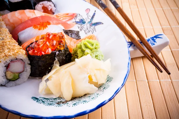 Sushi de peixe de sortimento com ikura de salmão — Fotografia de Stock