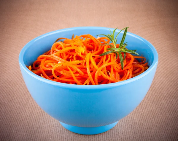 Salada de cenoura picante em tigela azul — Fotografia de Stock