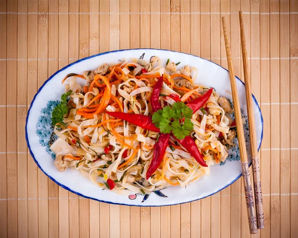 Aziatische rijst noedels met kippenvlees en chili ster — Stockfoto