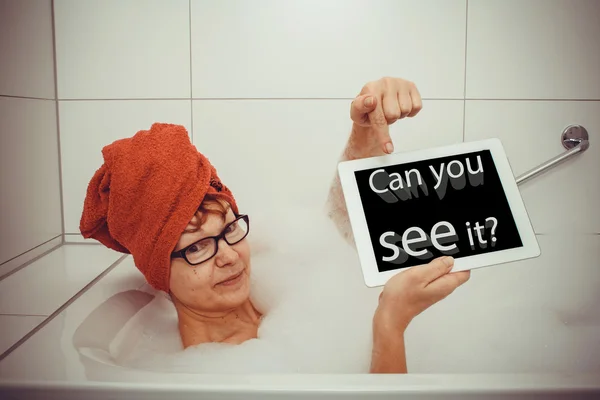 Kvinna i badkaret med pekdatorer, utrymme för text — Stockfoto