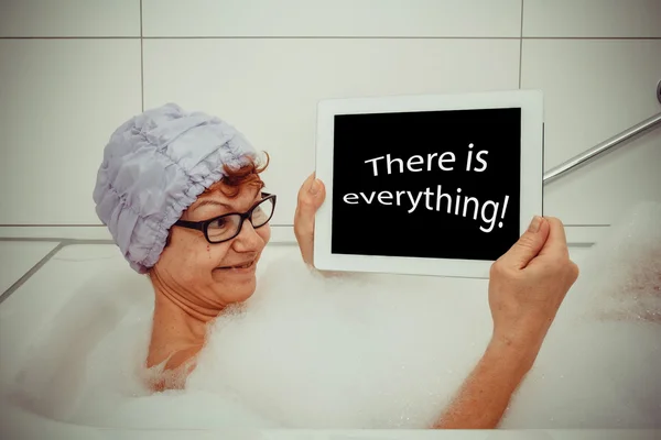 Donna appassionata in computer tablet vasca da bagno — Foto Stock