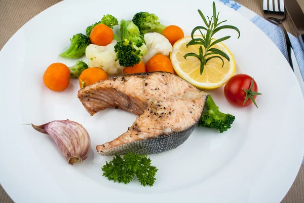 Grilled salmon steak and vegetables — Stock Photo, Image