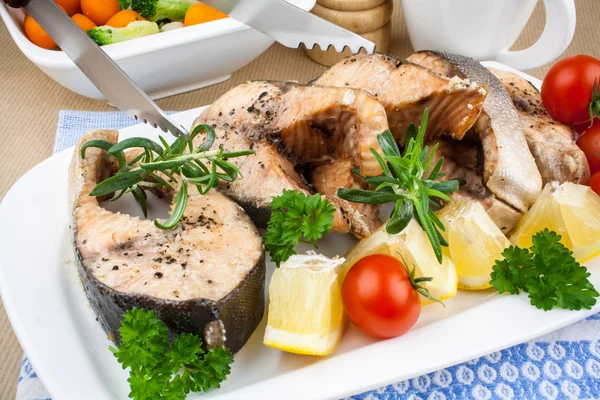 Filetes y verduras de salmón a la parrilla —  Fotos de Stock