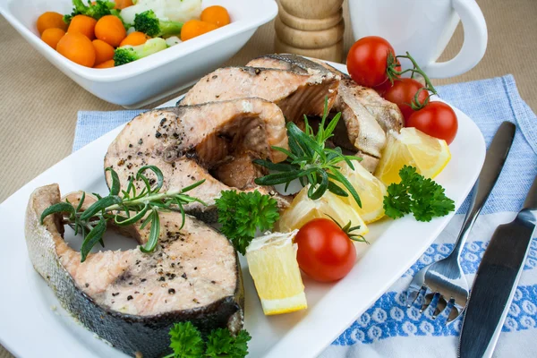 Biftecks de saumon et légumes grillés, gros plan — Photo