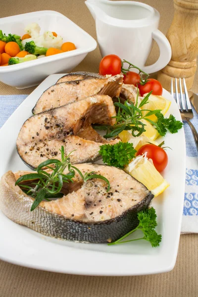 Grilled salmon steaks and vegetables — Stock Photo, Image