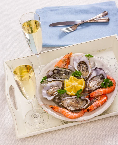 Champagne glasses, oysters shell with shrimp on serving tray — Stock Photo, Image