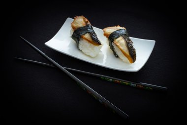 İki nigiri yılan balığı suşi ve çubuk siyah