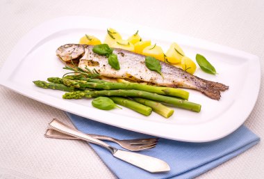 Gegrilde forel met groene asperges en rozemarijn aardappelen