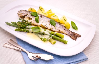 Gegrilde forel met groene asperges en rozemarijn aardappelen