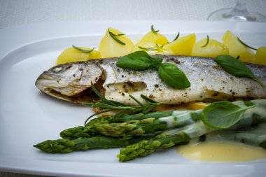 Gegrilde forel met groene asperges en rozemarijn aardappelen