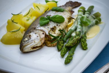 Gegrilde forel met groene asperges en rozemarijn aardappelen