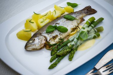 Gegrilde forel met groene asperges en rozemarijn aardappelen