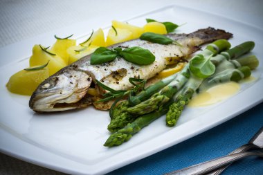 Gegrilde forel met groene asperges en rozemarijn aardappelen