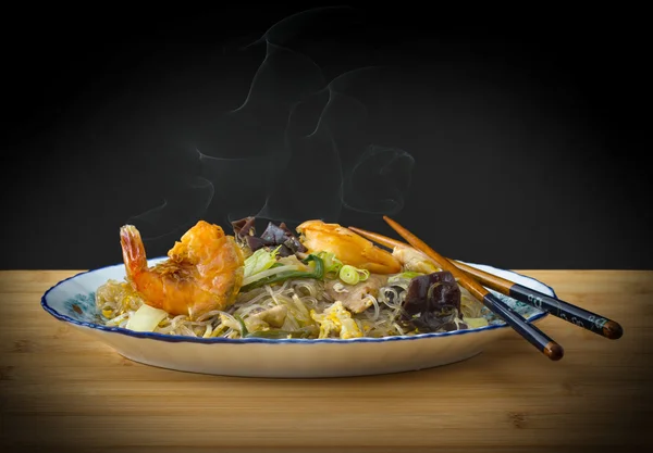 Smoke asia tagliatelle di vetro, gamberetti e verdure — Foto Stock