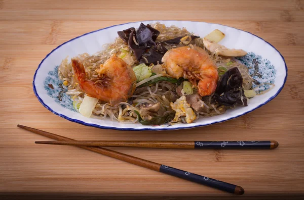 Asia Tagliatelle di vetro, gamberetti e verdure su tavola di bambù — Foto Stock
