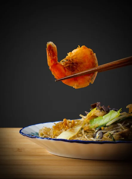 Gamberetto in bacchetta, tagliatelle di vetro asiatico con verdure — Foto Stock