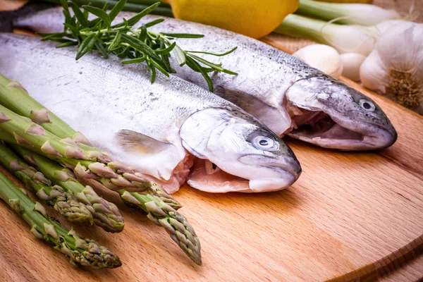 Raw trout with green asparagus, lemon and rosemary — Stock Photo, Image