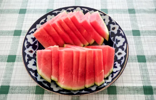 Reife Wassermelone auf orientalischem Teller — Stockfoto
