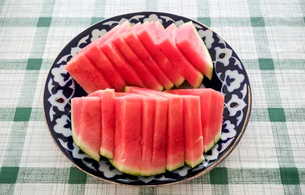 Pastèque mûre sur assiette orientale — Photo